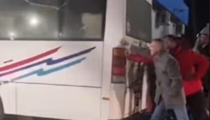 “To, to, ajde jarane”: Putnici na GP Gradiška guraju autobus VIDEO