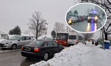 Ko je krenuo kod ljekara, teško njemu: Neviđena gužva i auta parkirana nasred ceste kod UKC-a FOTO/VIDEO