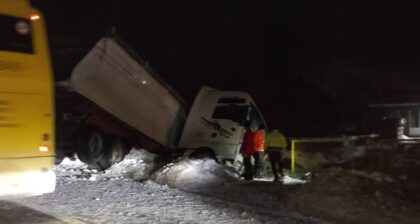 Brza vožnja i poledica, loš spoj: Kamion sletio sa puta u Laktašima