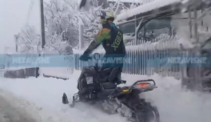 Motornim sankama kroz snijeg: Ovaj Banjalučanin nije kasnio na posao VIDEO