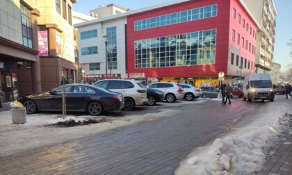 Već nekoliko dana ista priča: Je li šetalište u Jevrejskoj ulici postalo parking? FOTO