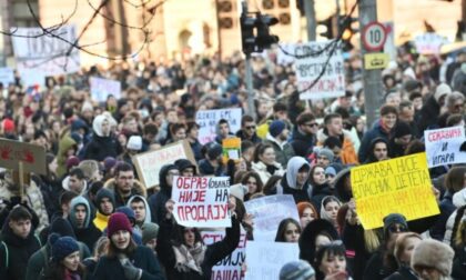 Nosila studenta na haubi: Autom probila blokadu u Beogradu