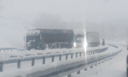 Sletjeli sa puta: Šleperi u zastoju na auto-putu “9. januar” VIDEO