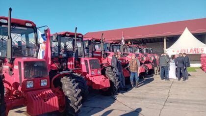 Dodijeljeni traktori “Belarus”: Semberski poljoprivrednici preuzeli ključeve