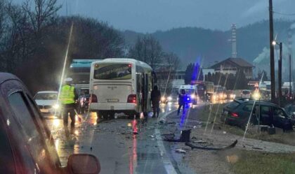 Stravičan sudar automobila i autobusa: Jedna osoba povrijeđena