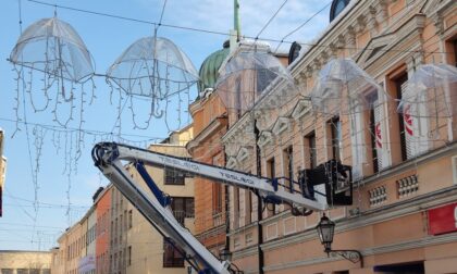 Oštećeni tokom padavina: Stradali kišobrani će ponovo krasiti Gospodsku ulicu FOTO