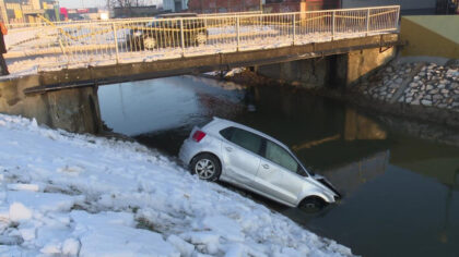 Saobraćajna nesreća u Bijeljini: Automobil sletio u kanal