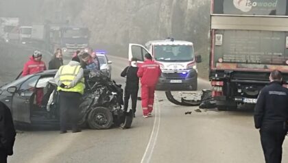 Žestok sudar kod Doboja: Obustavljen saobraćaj, Hitna pomoć i policija na terenu