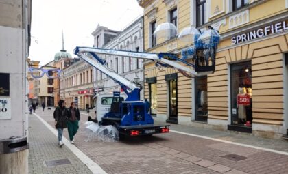 Evo šta će ove godine krasiti glavno šetalište u Banjaluci: Počelo novogodišnje sređivanje Gospodske FOTO/VIDEO