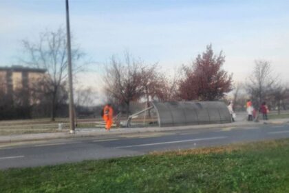 Palo autobusko stajalište sa nadstrešnicom u Novom Sadu: Ekspresno uklonjeni ostaci