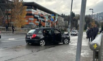 Nesreća u ovom dijelu BiH: Automobil udario u stub rasvjete na trotoaru