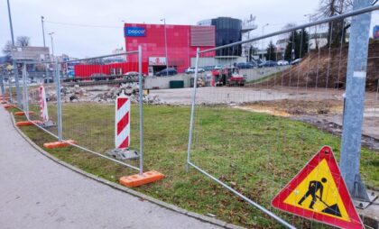 Nema više besplatno? Uređuje se “divlji” parking u centru Banjaluke FOTO