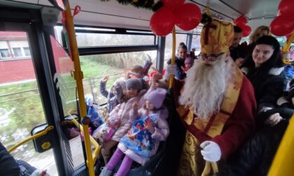 Tradicija u Banjaluci se nastavlja: Sveti Nikola dijelio paketiće u autobusu FOTO