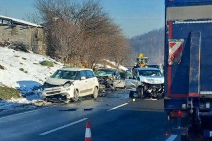 Teška nesreća: Sudar tri vozila, jedna osoba poginula