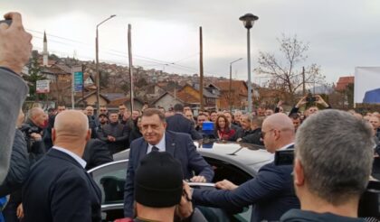 Okupljeni skandirali njegovo ime: Dodik dočekan uz aplauz i pjesmu VIDEO