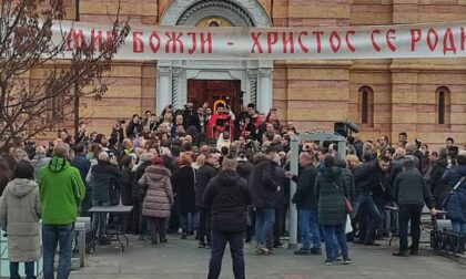 Vjernici se okupili: Patrijarh Porfirije služi liturgiju u Hrama Hrista Spasitelja