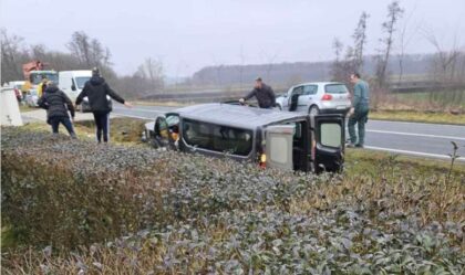 Stravična nesreća usporila saobraćaj: Kombi sletio s puta, dvije osobe poginule