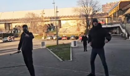 Majka stala ispred maskiranih huligana da zaštiti sina: “Evo ja sam tu” VIDEO