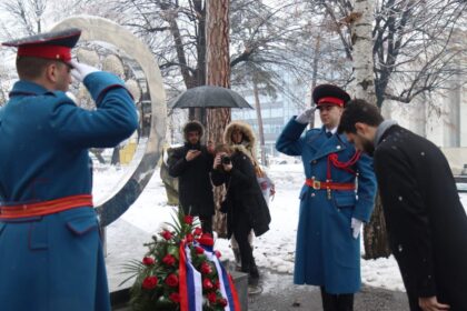 Povodom Dana Republike: Delegacija Kabineta predsjednika Srpske položila vijence na Spomenik banjalučkim bebama