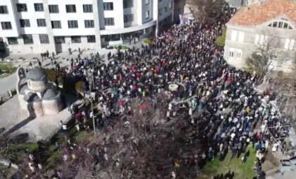 Podrška za pretučenog tinejdžera: Hiljade ogorčenih Trebinjaca na protestu VIDEO