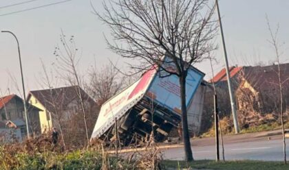 “Grdosija” se prevrnula: Teretno vozilo sletjelo sa puta