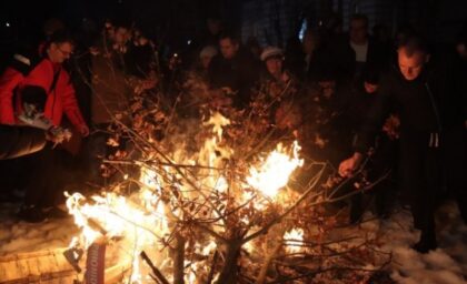 Ispoštovana tradicija u Banjaluci: Nalaganje badnjaka u porti Crkve Svete Trojice FOTO