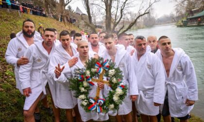 Bogojavljensko plivanje: David Dardić prvi do Časnog krsta u Banjaluci FOTO/VIDEO