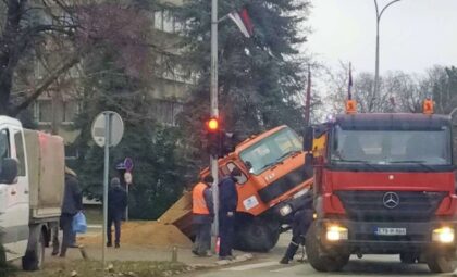 Kraj drame u Banjaluci! Kamion izvučen iz rupe, radnici “Vodovoda” čiste ulicu