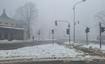 Gusta magla okovala grad: U Banjaluci se bukvalno ne vidi prst pred okom FOTO