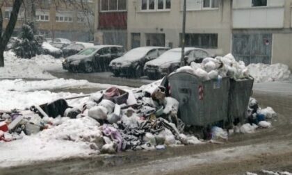 Banjaluka i “muke sa snijegom”! Sela bez struje, trotoari pod ledom, a kontejneri pod smećem