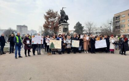 Protest radnika vrtića “Čika Jova Zmaj” u Bijeljini: Izviždan gradonačelnik Ljubiša Petrović