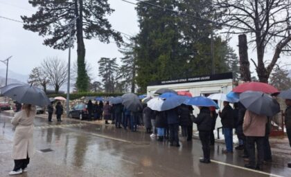 Nepregledna kolona ljudi skamenjenih od bola! Cetinje u suzama ispratilo žrtve masakra