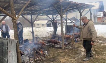 Uz pjesmu i druženje: Mještani ovog dijela Srpske organizovano pekli božićne pečenice