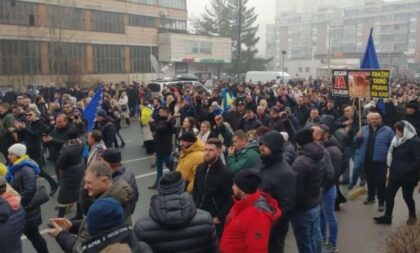 Protest zbog minimalca od 1.000 KM: Okupljanje nezadovoljnih pred zgradom Vlade FBiH