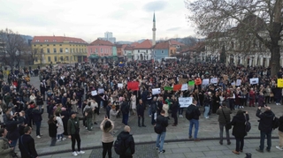 Protest učenika i studenata u Tuzli: Skuplja mjesečna nego semestar