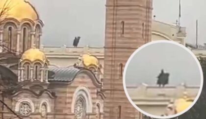 Misteriozni posmatrač u Banjaluci: Umjetnički performans, Betmen ili nešto drugo FOTO/VIDEO