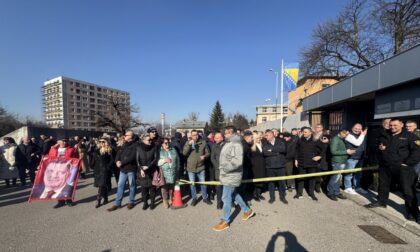 Podrška Miloradu Dodiku i Milošu Lukiću: Brojni građani okupili se pred Sudom BiH FOTO