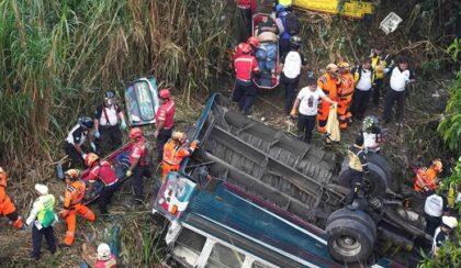 Autobus sletio sa puta: Najmanje 55 osoba izgubilo život