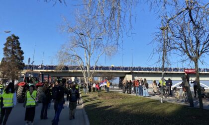 Kako je i najavljeno: Studenti blokirali sva tri mosta u Novom Sadu VIDEO