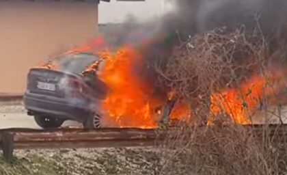 Obustavljen saobraćaj: Gori automobil u Glamočanima VIDEO