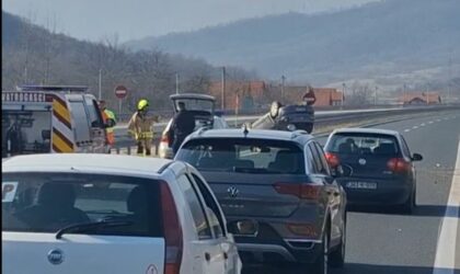 Teška nesreća: Automobil završio na krovu, više povrijeđenih VIDEO