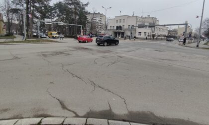 Vozači bijesni! Centralna banjalučka raskrsnica puna rupa i neravnina FOTO