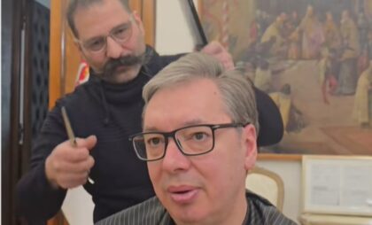 Vučić kod frizera, priprema se za gostovanje: “Polako sa to rasturanje” VIDEO