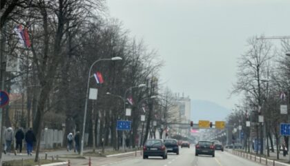 U susret Sretenju: Ulice Banjaluke okićene zastavama Srpske i Srbije