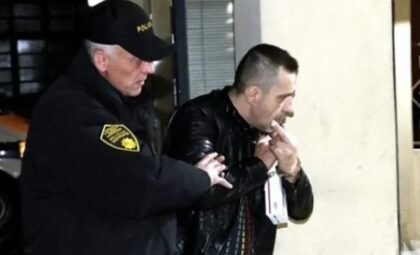 Ovo je pomahnitali Omanović: Pokušao baciti bombu na policiju, SIPA pucala u njega