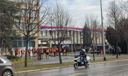 Autobusi sa građanima pristižu: Puni se plato kod NSRS pred miting u podne FOTO/VIDEO