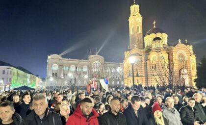 Podrška Dodiku i doček Vučića: Mnogobrojni građani pred Palatom Republike FOTO