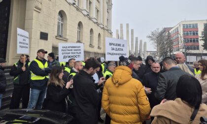 DEP-OT pita – zašto ćutite?! Radnici ispred Gradske uprave prozivaju Stanivukovića FOTO