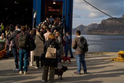 Drama na Santoriniju: Proglašeno vanredno stanje, stručnjaci otkrivaju da li je moguća vulkanska erupcija