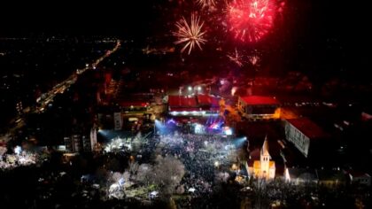 Deklaracija o Vojvodini usvojena aklamacijom u Sremskoj Mitrovici: Skup završen velikim vatrometom FOTO/VIDEO